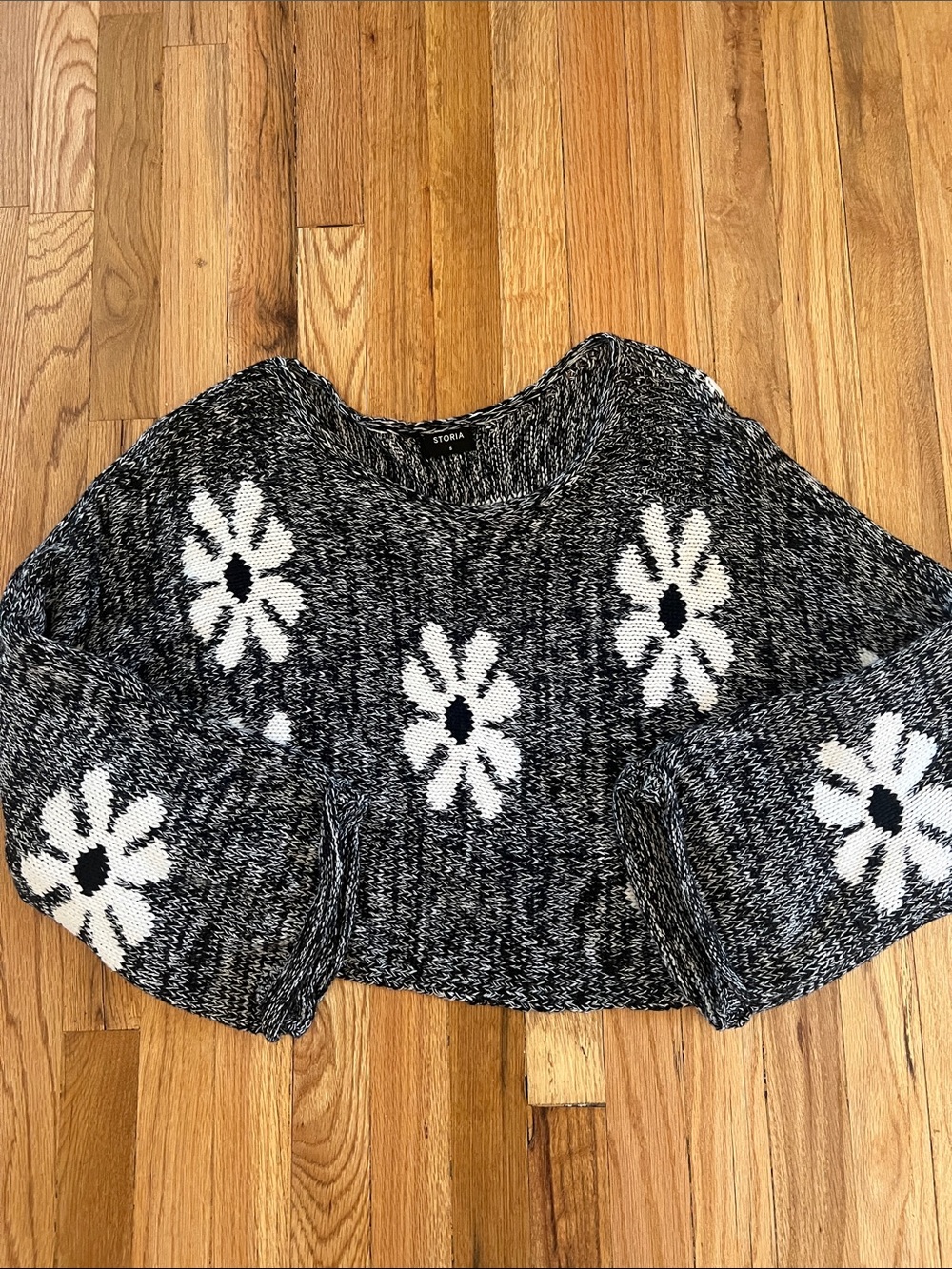 Storia Black & White Daisy Cropped Knit Sweater